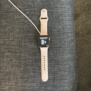 Apple Smartwatch Series SE 40mm Silver Cream Minimalist Design